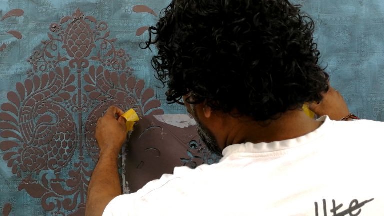 Dilip setzt die Schablone neu an und beachtet den Raport