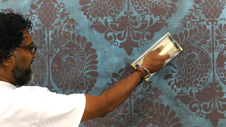 Dilip macht einen manuellen Zwischenschliff