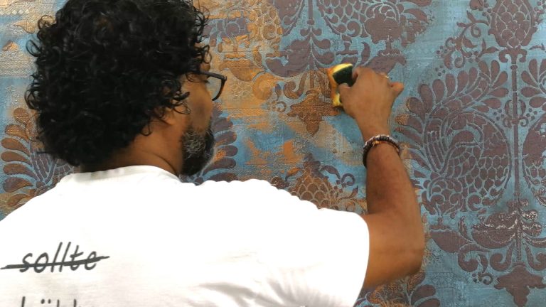 Dilip trägt fleckenweise Bronze-Pigment mit dem Schwamm auf