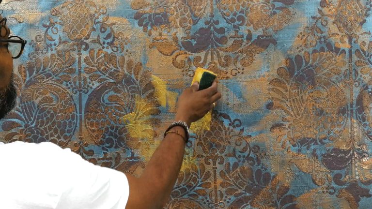 Dilip trägt fleckenweise Gold-Pigment mit dem Schwamm auf