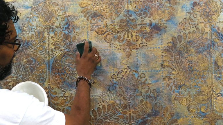 Dilip trägt fleckenweise Silber-Pigment mit dem Schwamm auf