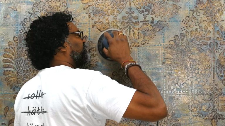 Dilip poliert mit der Maschine auf Hochglanz