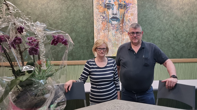 Sonja Kramer un Ralf Winkler - vor ihnen auf dem Tisch eine Orchiedee