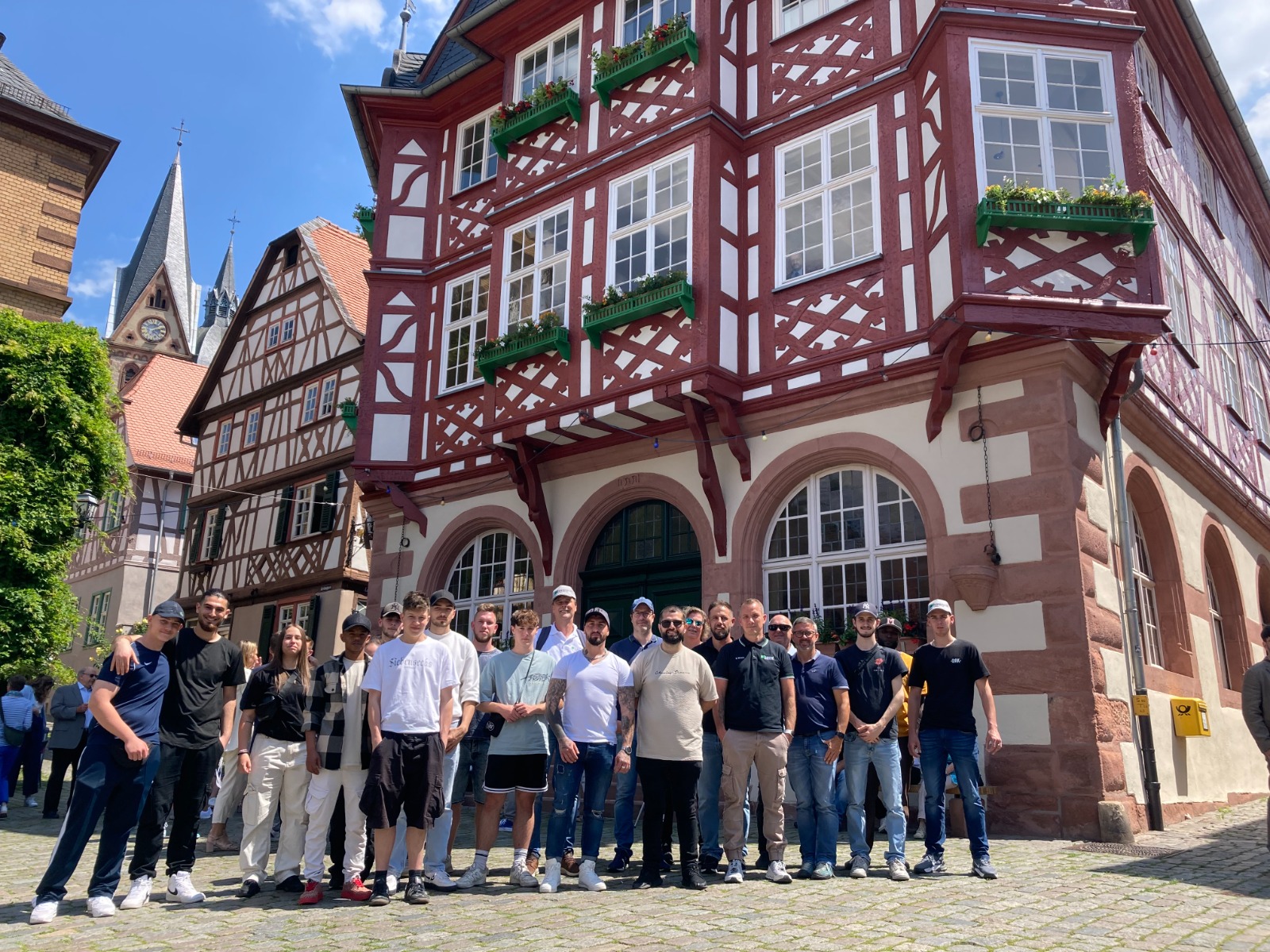 Die Teilnehmer vor dem Rathaus in Heppenheim