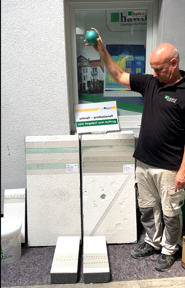 Andreas Brehm beim Kugelfalltest auf eine WDVS-Musterplatte