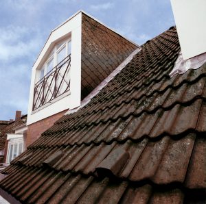 altes, schmutziges Dach mit Dachgaupe