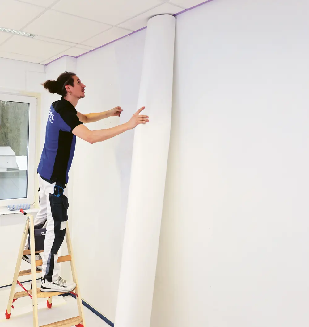 Anbringen von Erfurt-GigaRolle an Wand