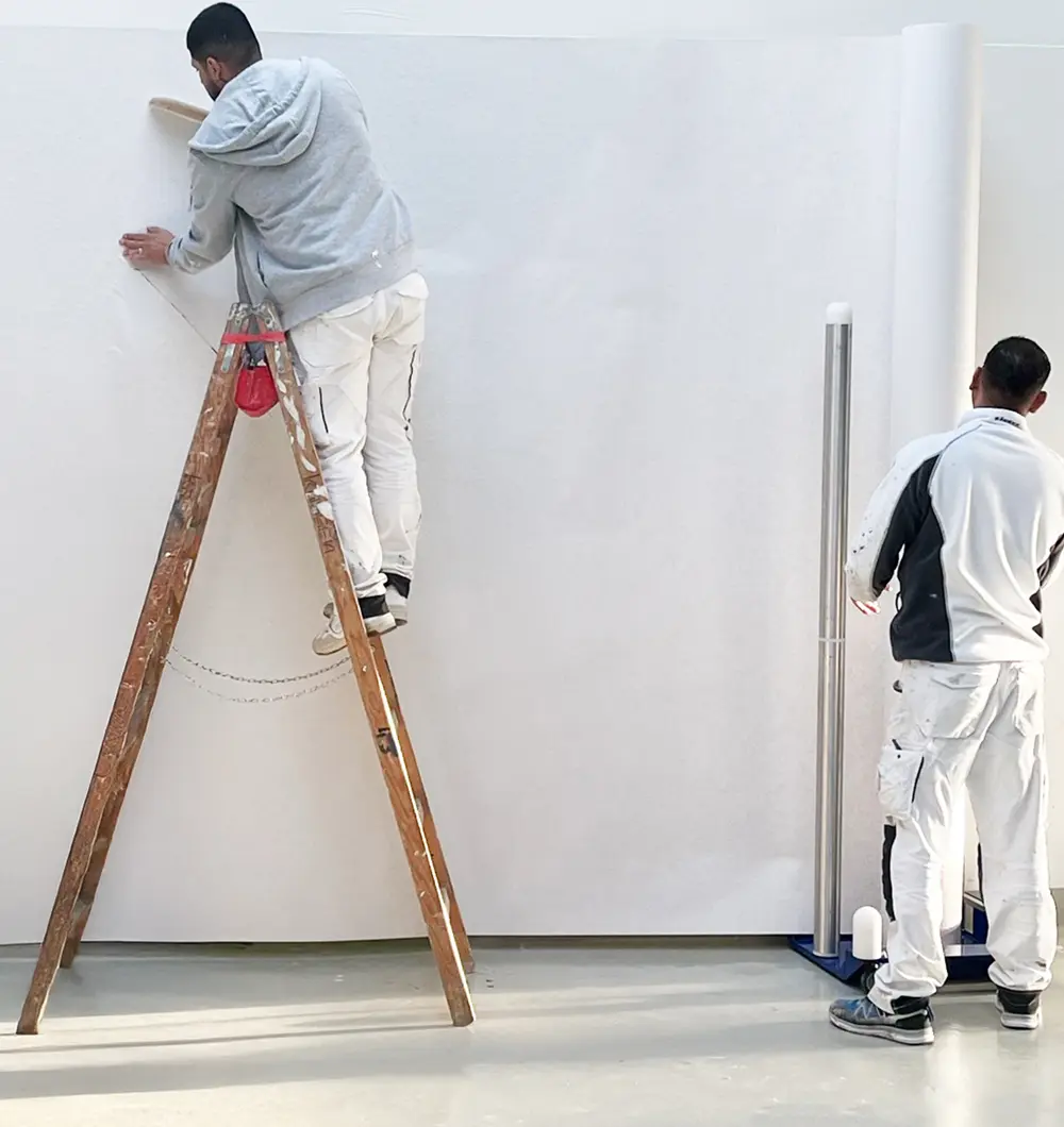 Anbringen von Erfurt-GigaRolle mit Hilfe von Erfurt Giga-Abroller 2.0 an Wand