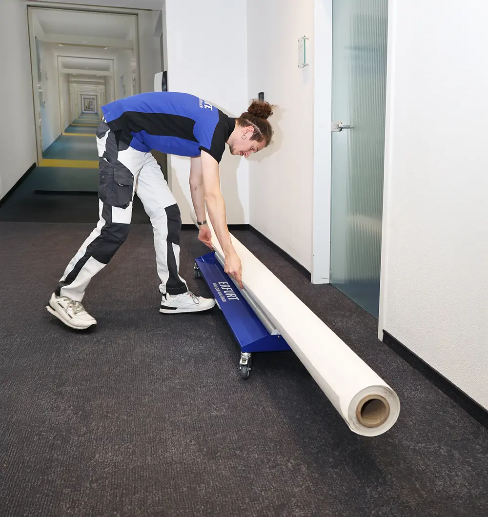 Abroller und Schneiden von Erfurt-GigaRolle auf Erfurt Universal Giga-Abroller 2.0