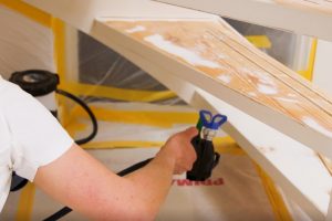 Holztreppe wird weiß lackiert