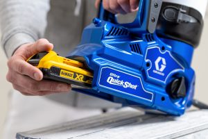 DeWALT-Akku wird in die Graco Ultra-QuickShot gesteckt