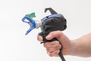 elektrische Spritzpistole der Graco Ultra-QuickShot in der Hand