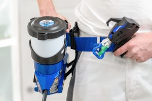 Graco Ultra-QuickShot hängt am Gürtel eines Malers