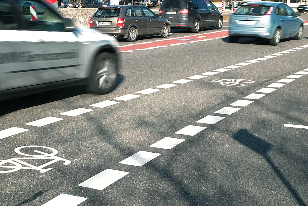 Straße mit Radwegmerkierungen