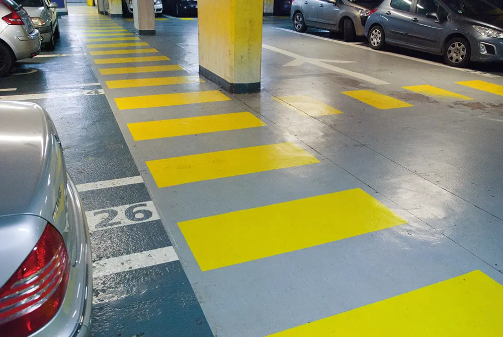 Parkhaus mit unterschiedlich farbigen Begrenzungsstreifen