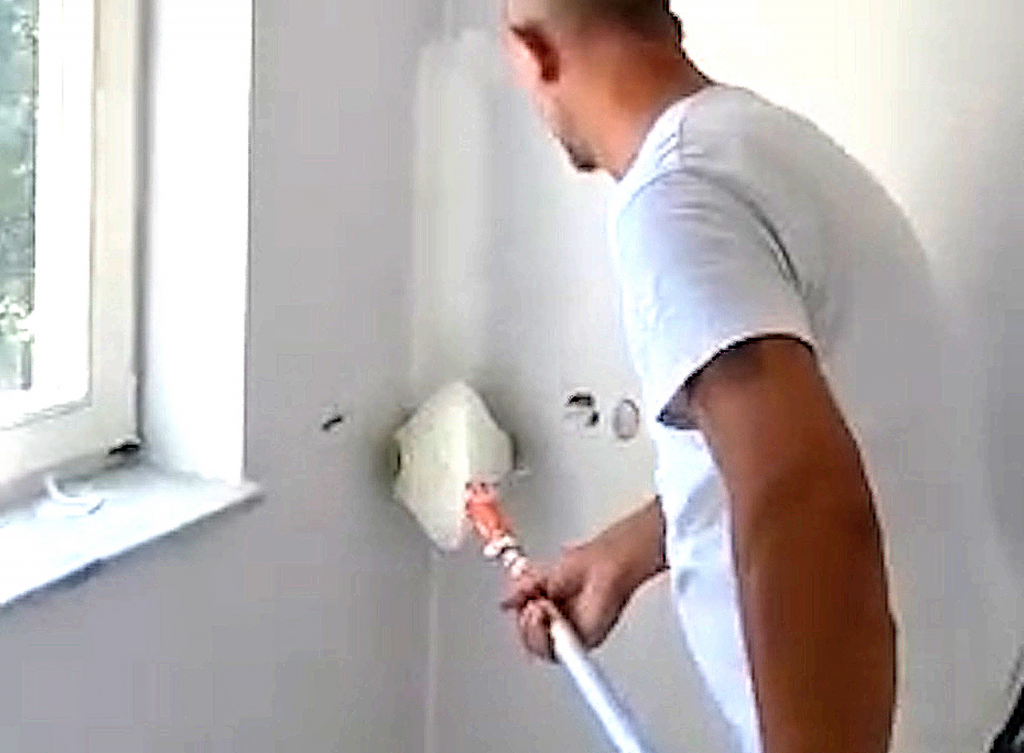 Maler Walze eine Ecke auf der Baustelle mit Maler-Jumbo Eckenroller