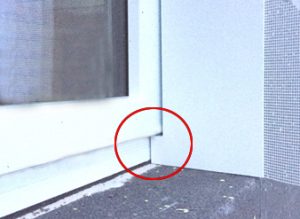 Fensterleibung mit einem roten Kreis um den unterern Rückschritt am unteren Fensterrahmen - würde die Leibungsplatte nicht in diese Lücke reichen, hätte man das so genannte Gewerkeloch.