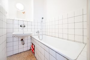 altes Bad mit halbhoch gefliesten Wänden