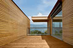 Holzterrasse mit Holzwänden