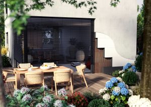 Sitzgruppe auf einer Terrasse mit Haus im Hintergrund, an dem der Sockelaufbau zu sehen ist