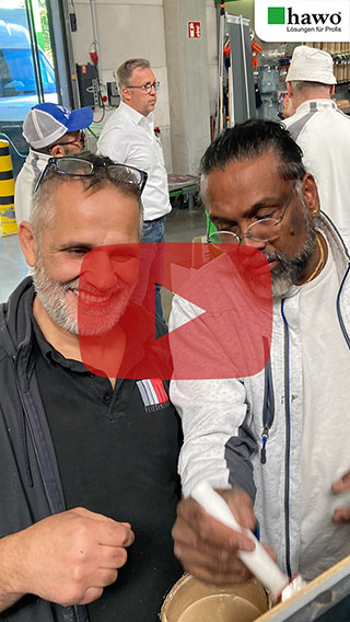 Titelbild vom Youtube-Short. Dilip mit einem lachenden Besucher