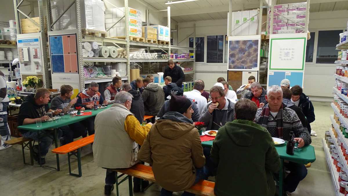 Teilnehmer beim Essen und Trinken nach Schulung