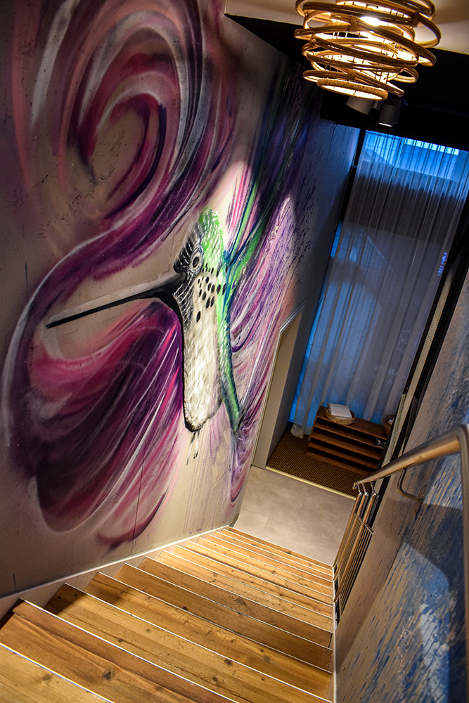 Betonoptik in einem Treppenabgang mit Eisvogel-Graffity