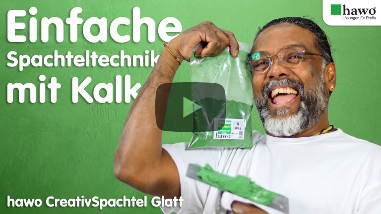 Vorschaubild YouTube-Video Einfache Spachteltechnik mit Kalk - Dilip Silva lachend mit Kalkbeutel in dfer Hand