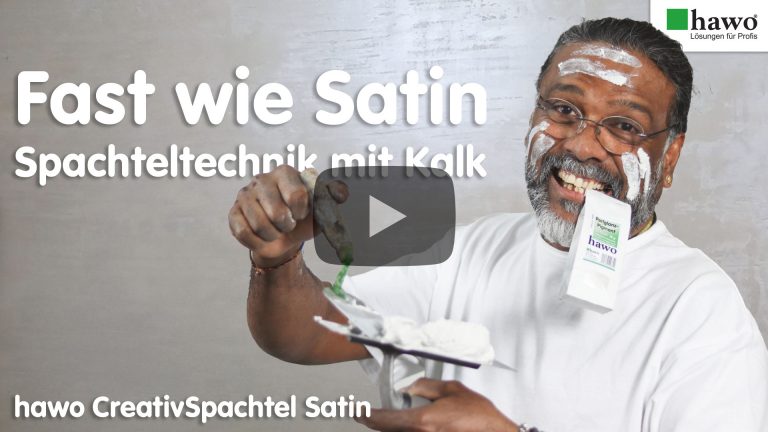 Dilip Silva mit CreativSpachtel Satin auf der Kelle in der Hand und Trockenpigmentbeutel im Mund