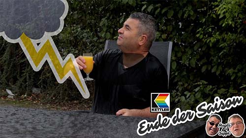 Titelbild des YouTube-Videos Musti und Seppl - das Ende der Saison - Musti sitzt im Regen und trinkt einen Saft