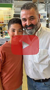 Startbild des Videos - Junge und Mann mit YouTube-Playbutton