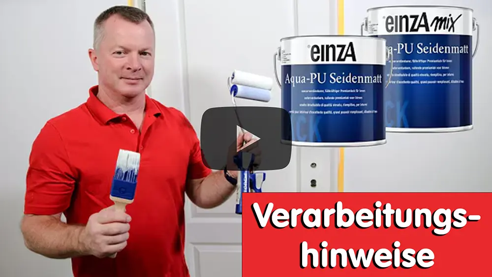 Malermeister mit Pinsel und Rolle in der Hand - einzA Aqua-PU Seidenmatt-Gebinde im Vordergrund