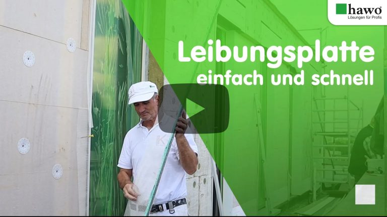 Titelbild zum YouTube-Video "Leibungsplatte - einfach und schnell" - Maler hat auf der Baustelle eine Leibungsplatte in der Hand.