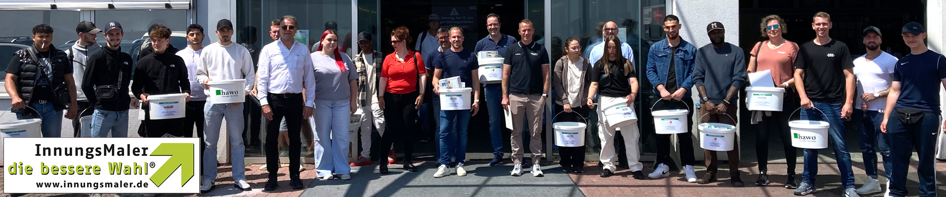 Alle Teilnehmer der Chef-Azubi-Tages in Heppeheim vor dem hawo Haupteingang