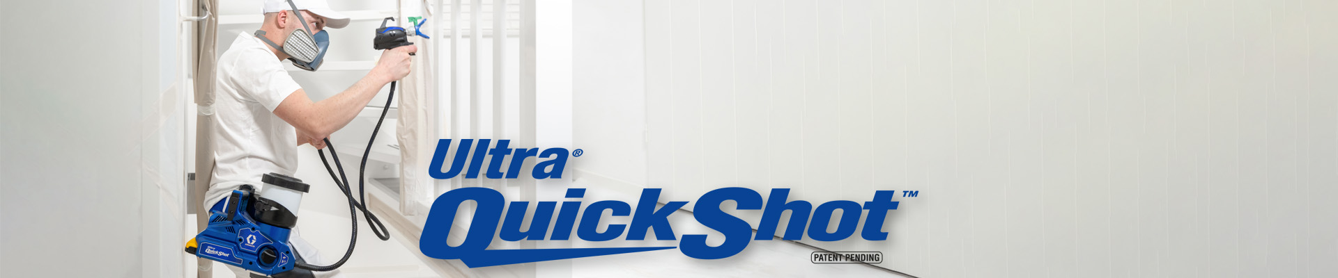 Mann mit Atemschutzmaske lackiert ein Holzgeländer mit der Graco Ultra-QuickShot - großer Schriftzug "Ultra-QuickShot"