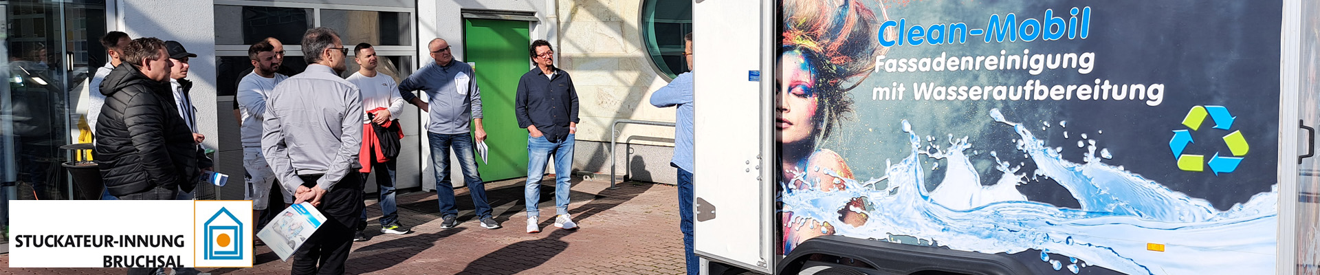 Teilnehmer der Schulung vor dem hawo Haupteingang in Heppenheim bei der Vorführung des hawo CleanMobils
