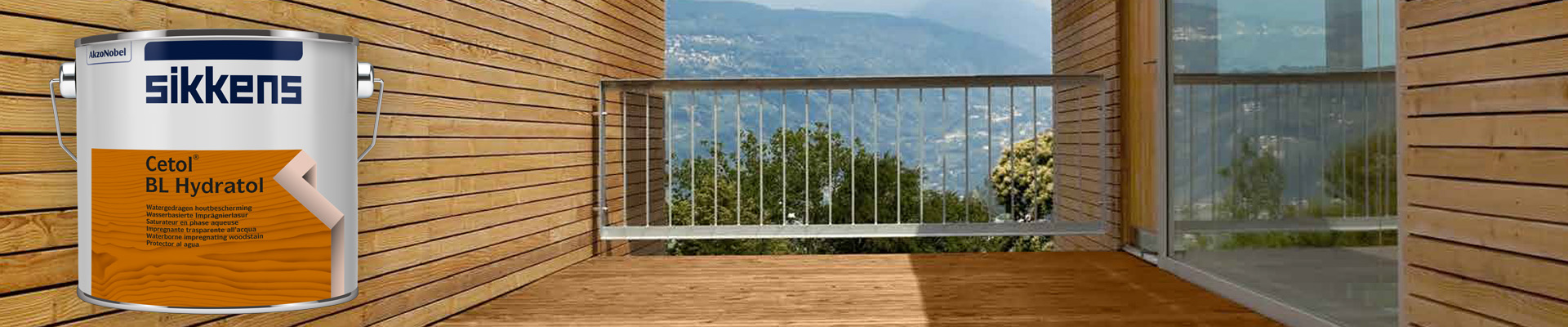 Holzterrasse zwischen Holzfassaden. Abbildung von Sikkens Cetol BL Hydratol.