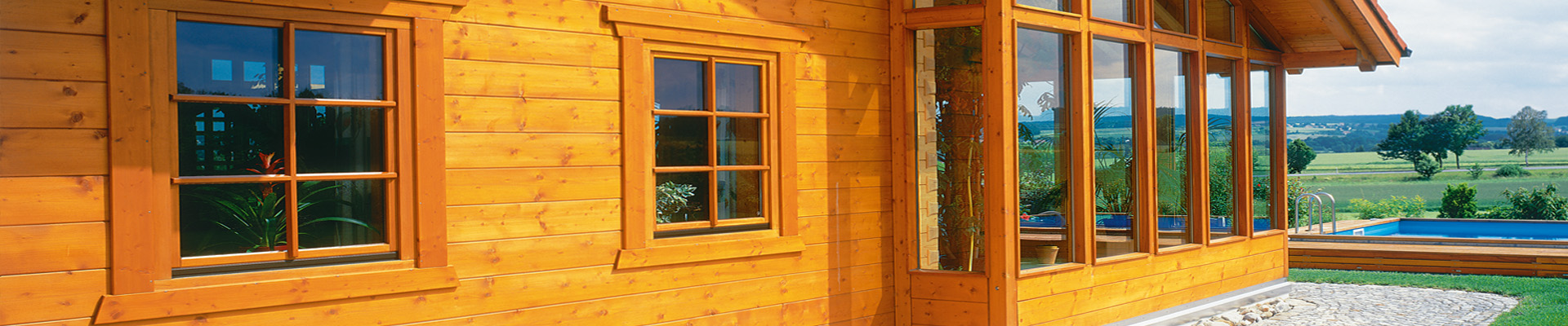Holzhaus mit Schwimmbad