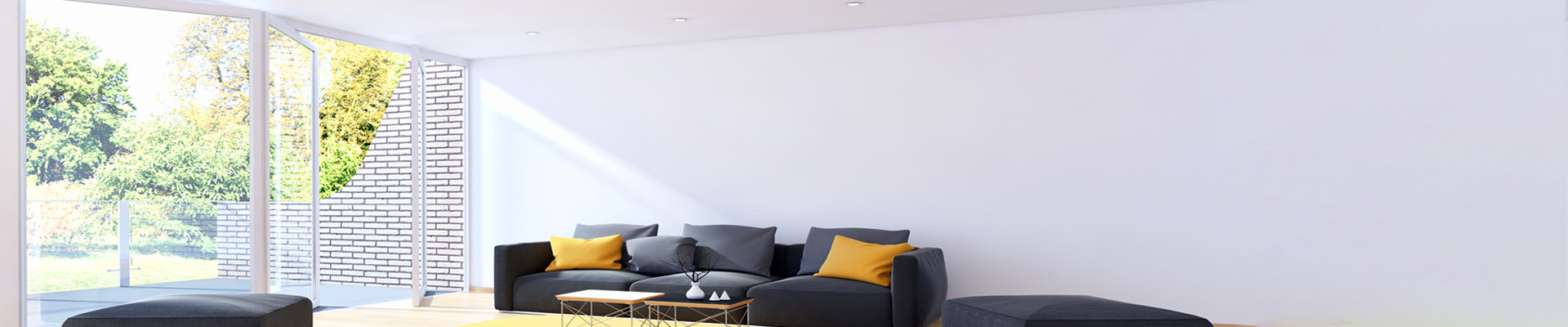 Großes, modernes Wohnzimmer weiß gestrichen