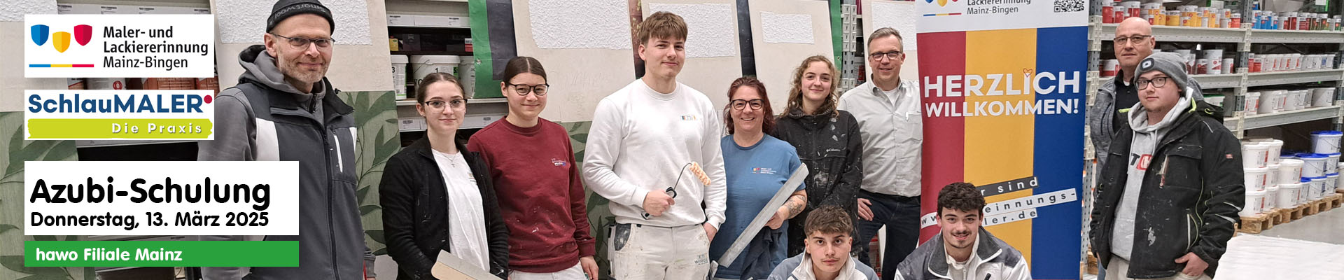 Azubis mit ihren Ausbildern, sowie unser Außendienst Dorin Gerner und Filialleiter Michael Kunz in unserem Standort in Mainz - Musterplatten im Hintergrund