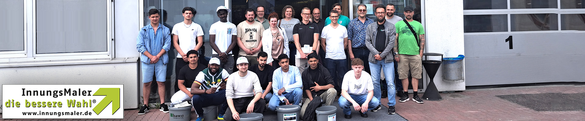 Gruppenfoto der Teilnehmer vor dem Haupteingang von hawo in Heppenheim
