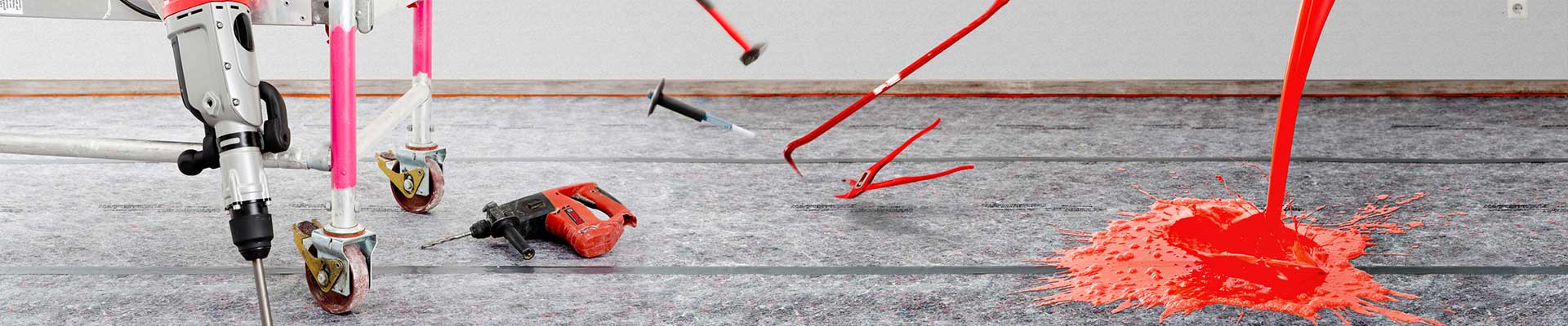 Bohrschlaghammer, Zange, Meisel, Hammer, Stemmeisen, Farbe fallen auf AbdeckVlies Hammerfest 850g/m² - Fahrgerüst steht auf AbdeckVlies Hammerfest
