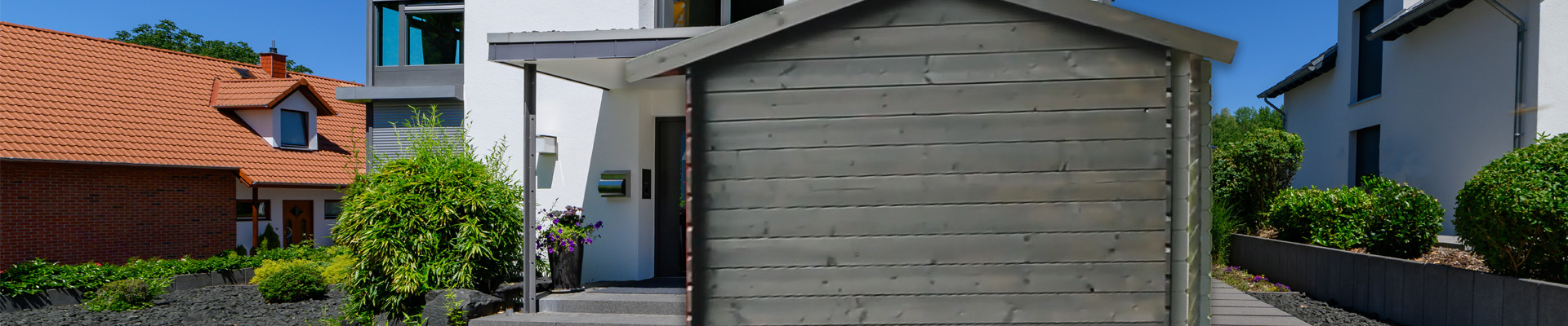 grau gestrichene Hütte vor einem Haus