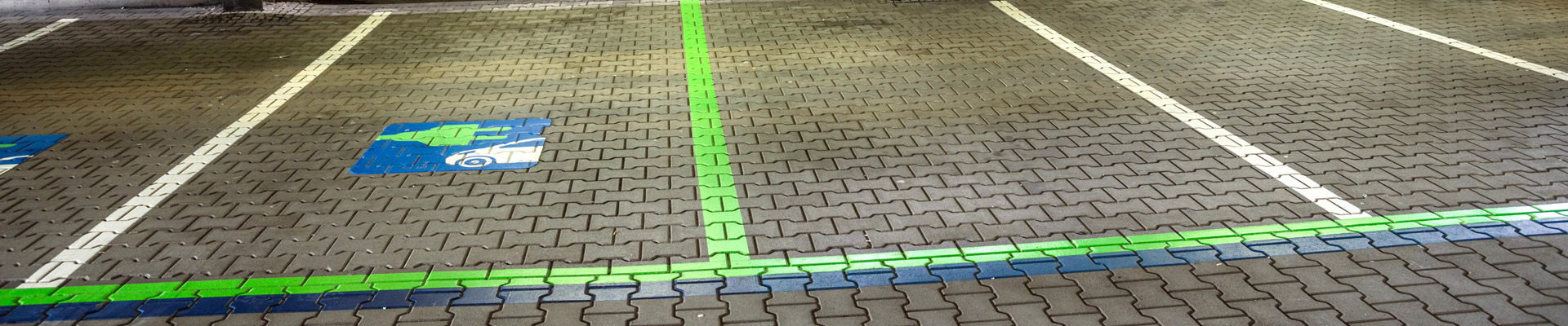Parkhaus mit unterschiedlich farbigen Begrenzungsstreifen, Gebinde einzA Markierungsfarbe und Hinweis riesige Farbtonvielfalt