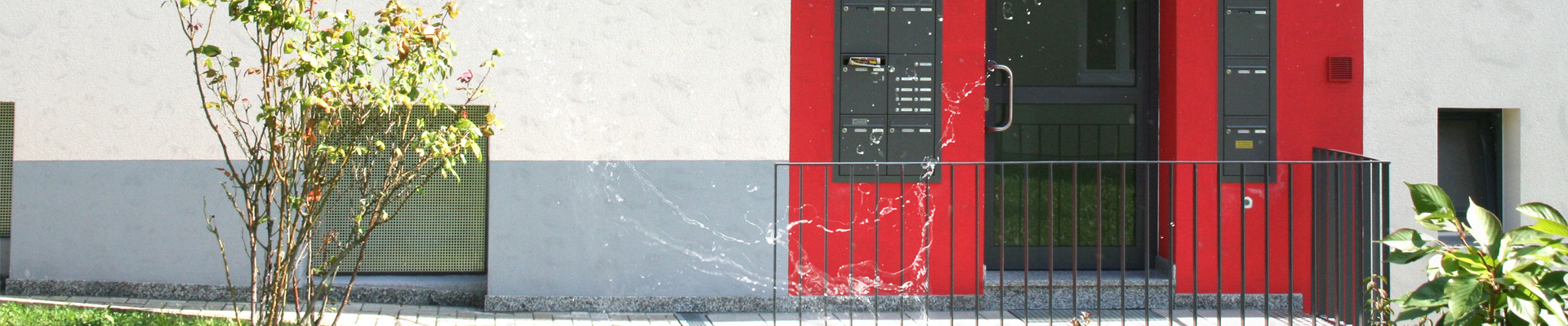 Fassade im Regen mit Gebinde hawo Flex und hawo KAM grau
