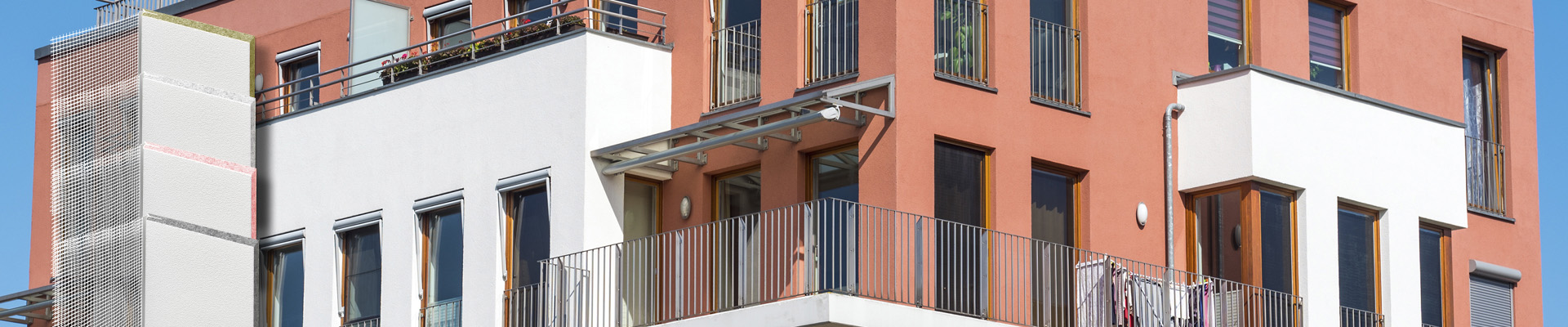 zwei Stöcke eines großen Wohnblocks mit extrem vielen Fenstern