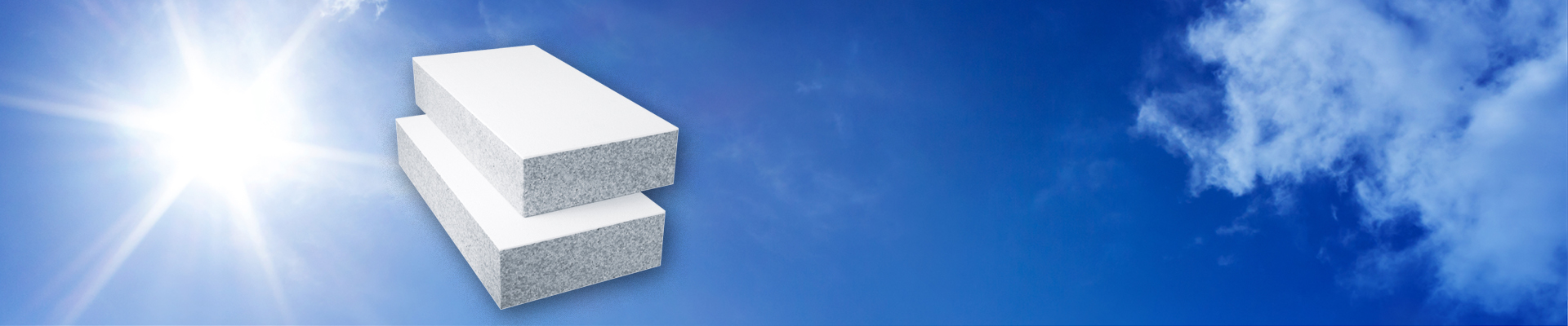 Blauer Himmel mit strahlendem Sonnenschein - Abbildung zweier grauen Polystyroldämmplatten die auf der Vorderseite eine weiße Schicht haben
